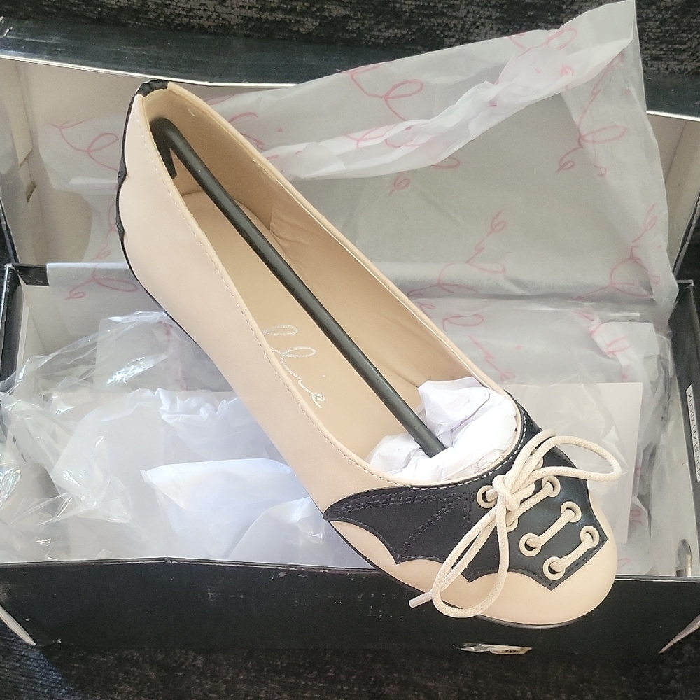 Unique Vintage Elegant Cream and Black Women's Flats
